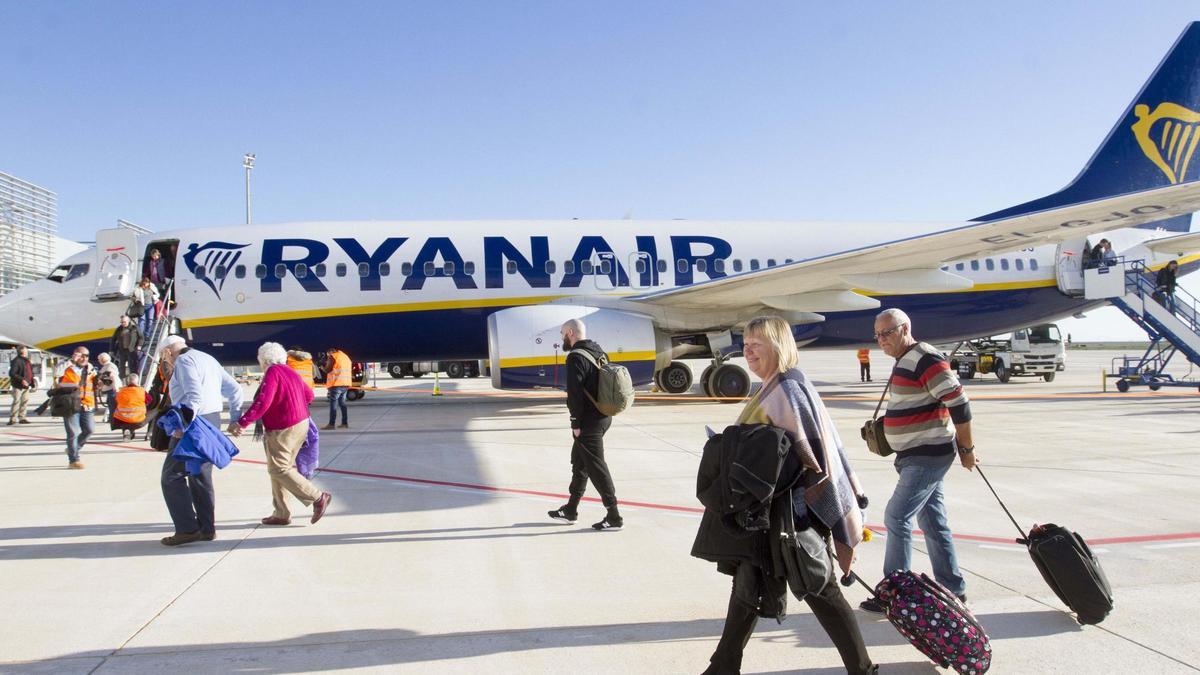 Pasajeros en el aeropuerto de Corvera.