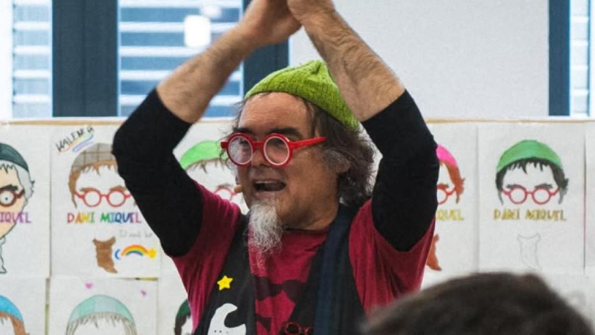 Dani Miquel en una sesión en el CEIP Lluís Vives de Bocairent