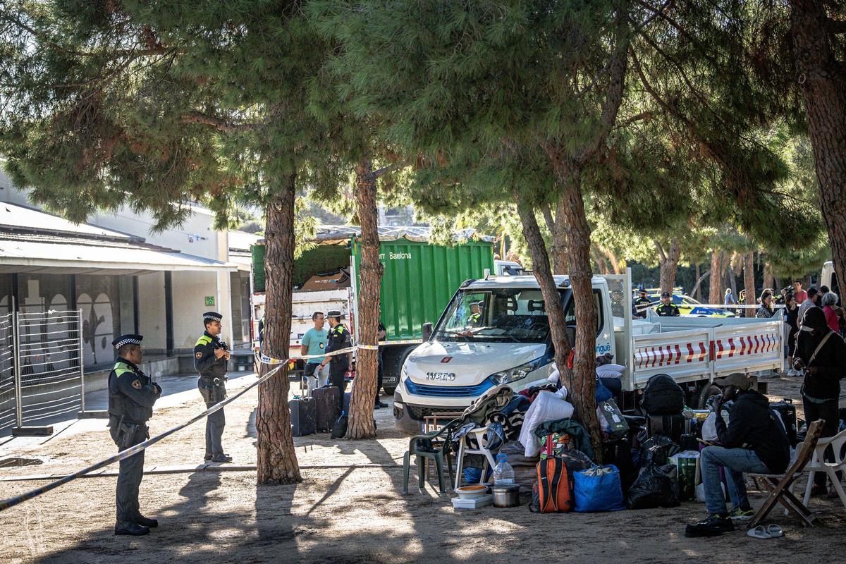 Barcelona desaloja a una treintena de personas sin hogar del parque Joan Miró