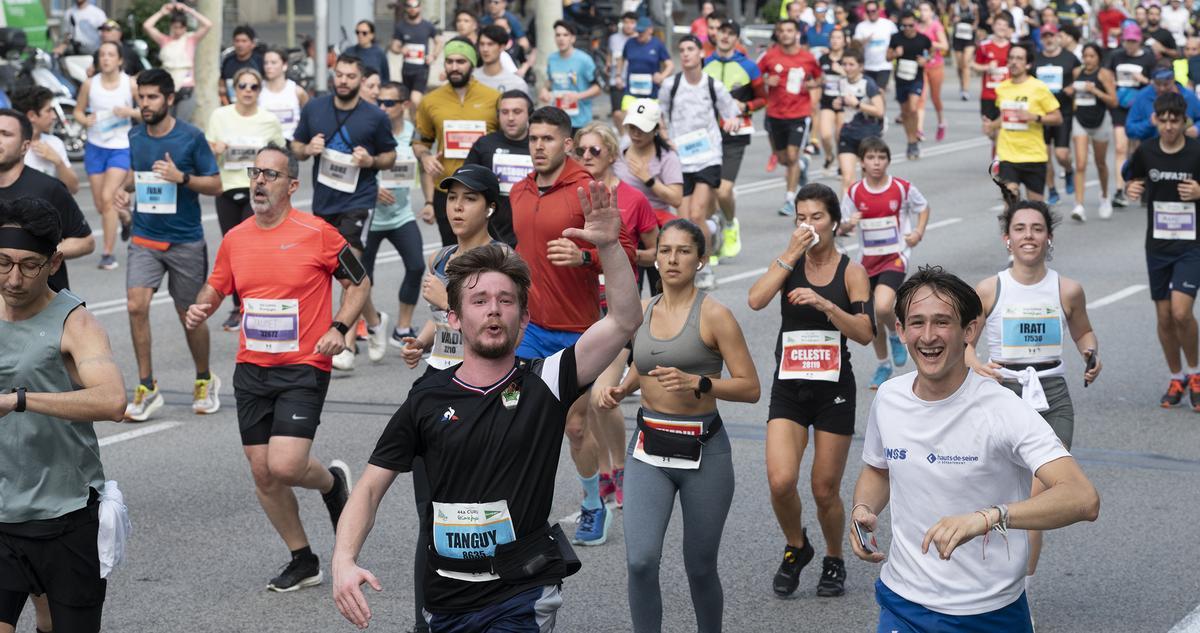 Los participantes descienden por el passeig de Gràcia durante la 44 edición de la Cursa de El Corte Inglés