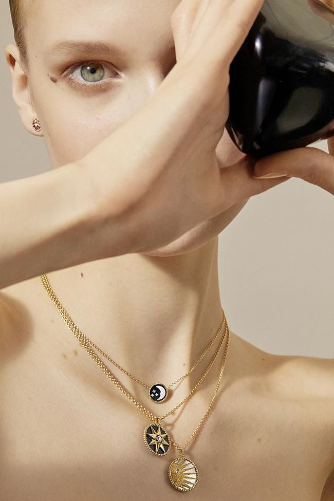 Amuleto Rosé Celeste de Dior sobre modelo