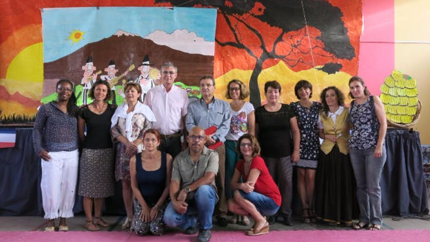 Los profesores de la isla Reunión con los docentes y responsables del CEIP Tagoror.