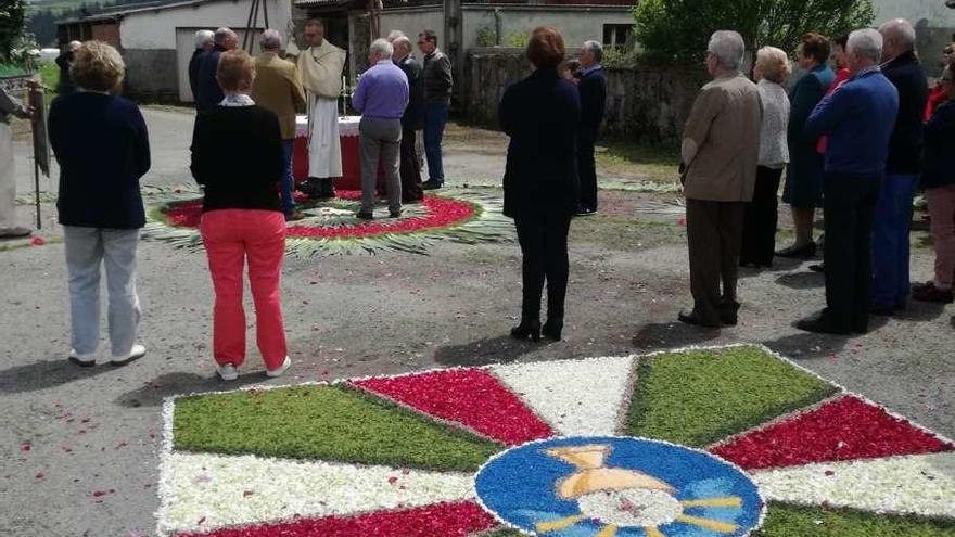 El tiempo permitió a Zardaín sacar sus alfombras florales a la plaza