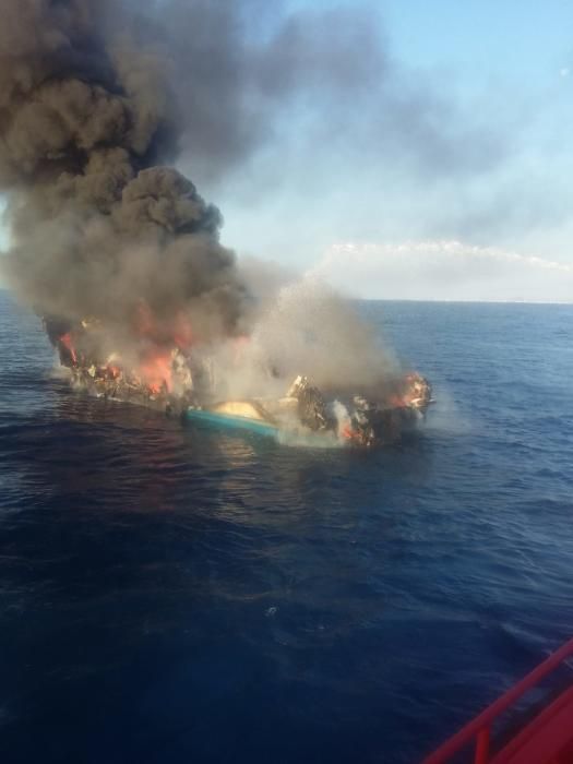 Los cuatro tripulantes han sido rescatados en buen estado y Salvamento Marítimo trabaja en la extinción del fuego.