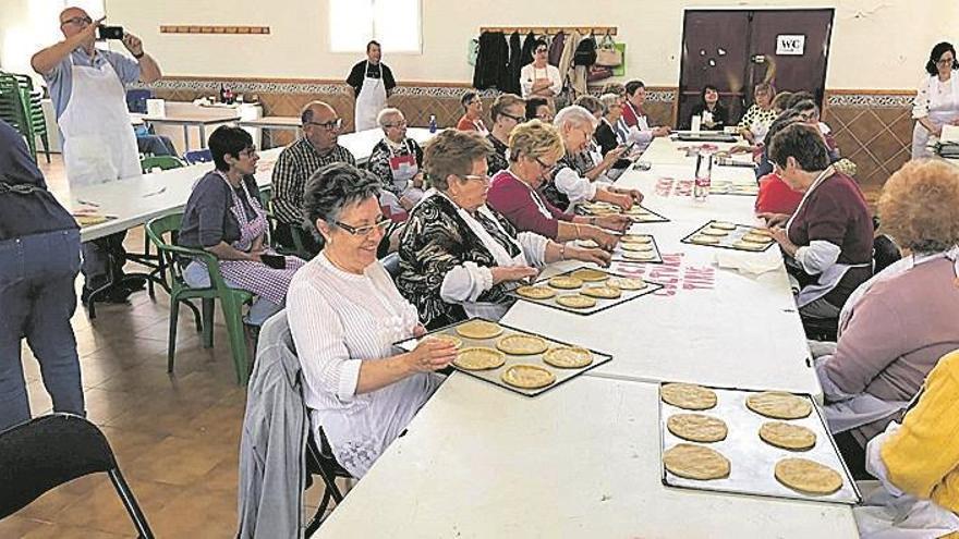 40 vecinos cocinan las ‘coquetas’ por santa quitèria