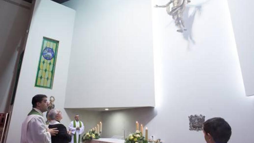 Bendición del nuevo Cristo del altar mayor de la parroquia de La Vila por el obispo.