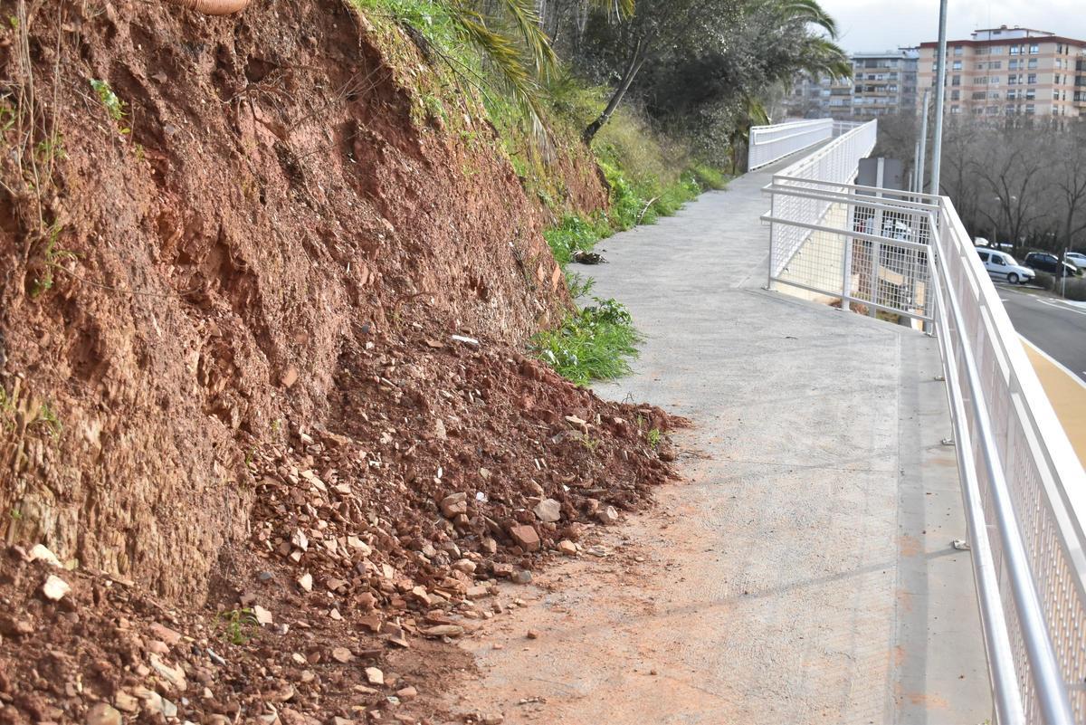 Galería | Parte de un terraplén cae sobre la pasarela del parque del Príncipe