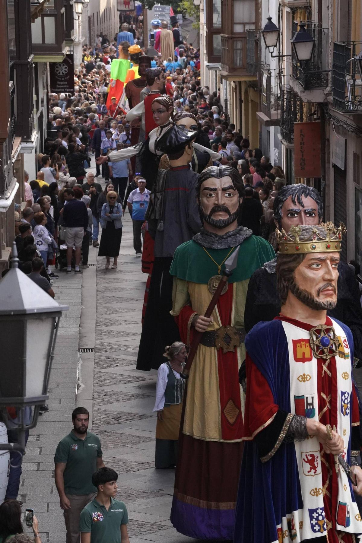 Encuentro de gigantes y cabezudos Encuentro de gigantes y cabezudos