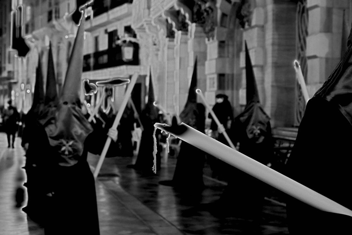 Oración del Huerto en el Viernes de Dolores con túnicas de cola propias del siglo XVIII.