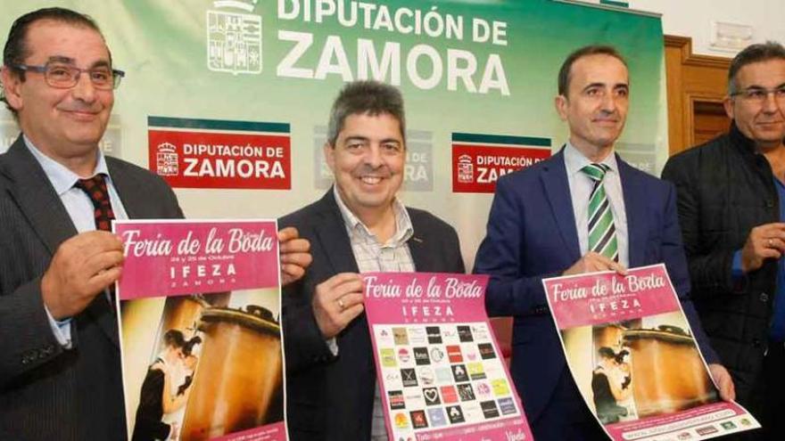 Desde la izquierda: Narciso Prieto, de Caja Rural, Luis Miguel Rodríguez, de Azamtur, José Luis Prieto Calderón, diputado de Turismo, y Jesús Rodríguez, organizador de la Feria de la Boda.