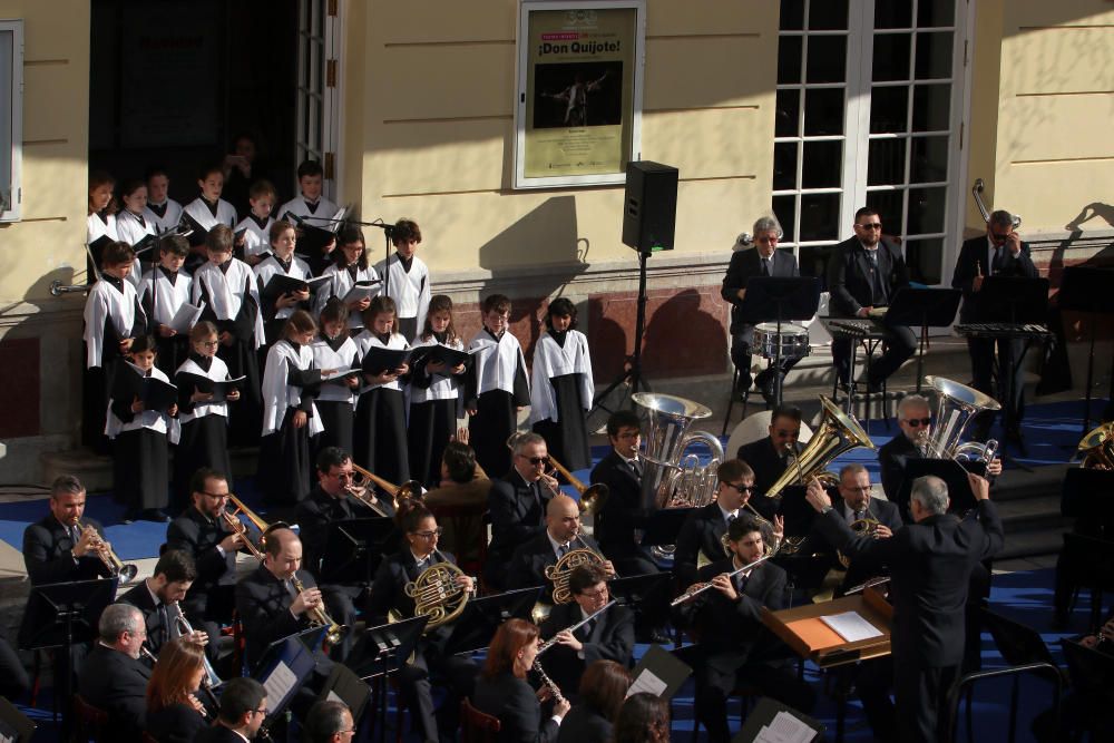 Mil niños de la Fundación Victoria, la Banda Municipal de Málaga y la Escolanía del Corpus Christi ofrecen un concierto navideño frente al teatro malagueño.