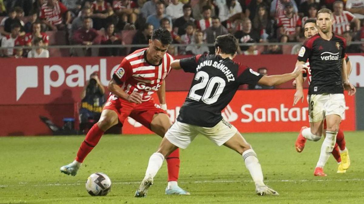 Reinier encara el lateral Manu Sánchez. | MARC MARTÍ