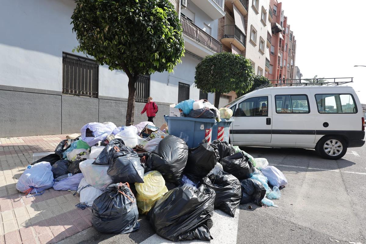 Las bolsas de basura desbordan los contenedores.