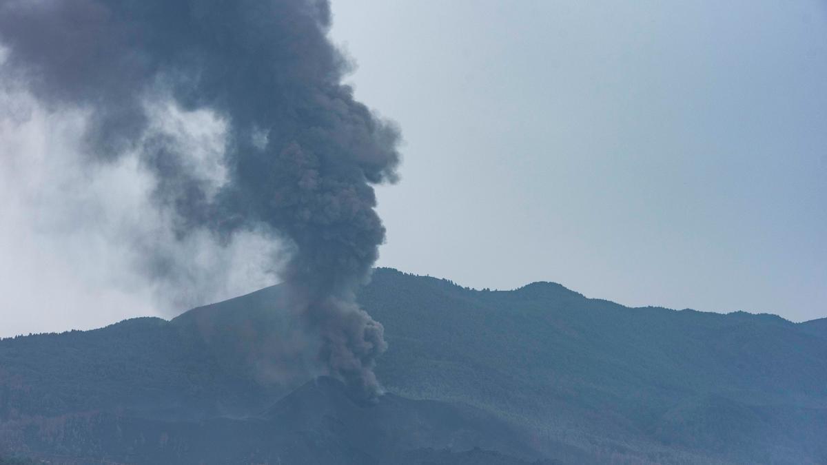 La erupción volcánica de La Palma continúa activa