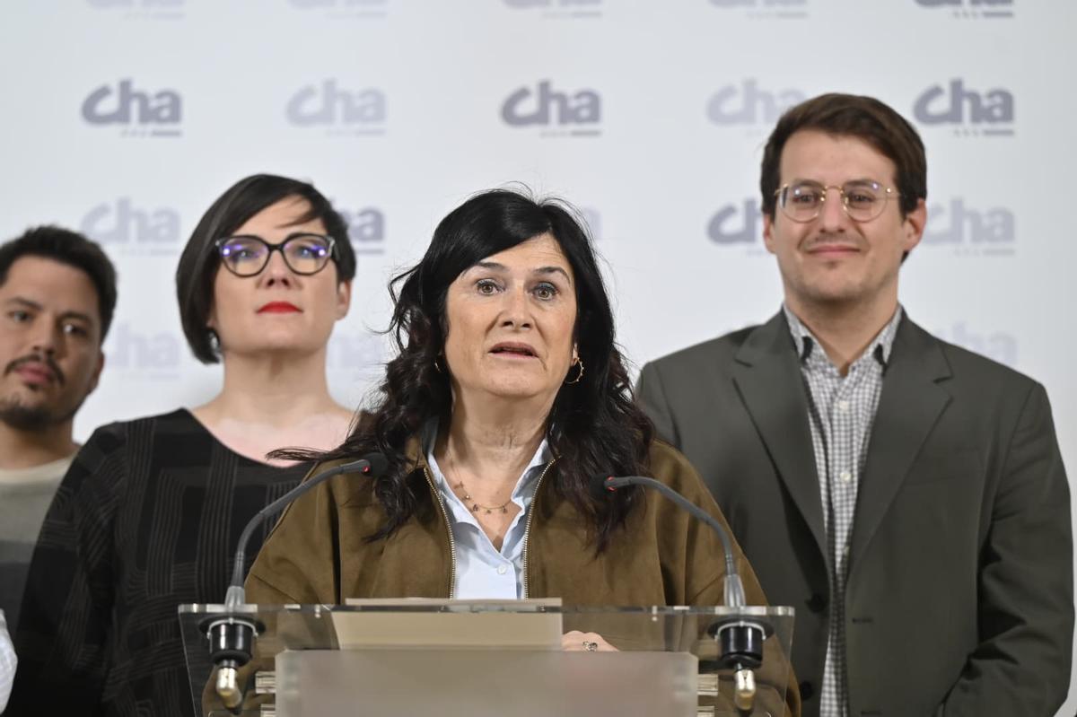 La secretaria general de CHA, Isabel Lasobras, este viernes en la sede del partido junto a Verónica Villagrasa y Jorge Pueyo.