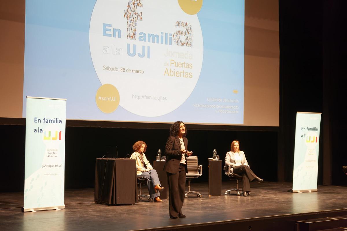 La Jornada de Portes Obertes «En família a l’UJI» mostra a 1.200 persones l’oferta formativa i les instal·lacions i serveis del campus La Jornada de Portes Obertes «En família a l’UJI» mostra a 1.200 persones l’oferta formativa i les instal·lacions i serveis del campus
