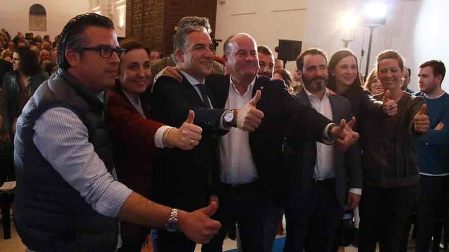 Barón y Bendodo, junto a varios concejales municipales del PP.