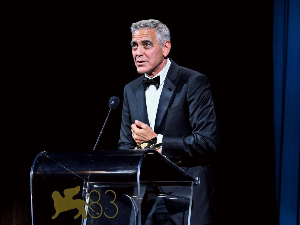 George Clooney pronuncia un discurso tras recibir el León de Oro.