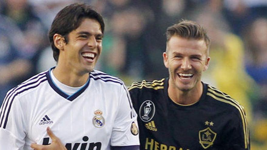 Kaká y Beckham, durante un lance.