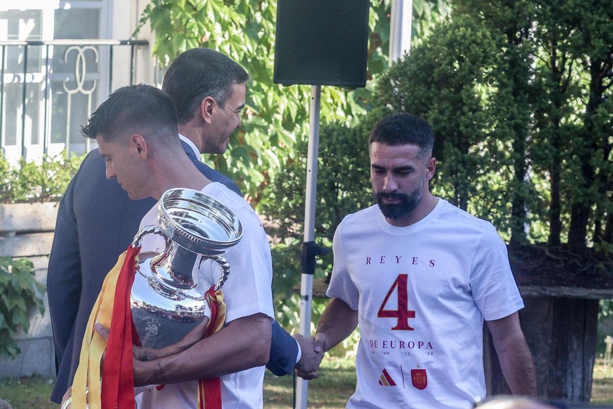El presidente del Gobierno, Pedro Sánchez (2i), saluda al futbolista Dani Carvajal (1d) durante la recepción a la Selección española de Fútbol este lunes.
