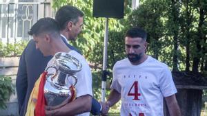 El presidente del Gobierno, Pedro Sánchez (2i), saluda al futbolista Dani Carvajal (1d) durante la recepción a la Selección española de Fútbol este lunes.