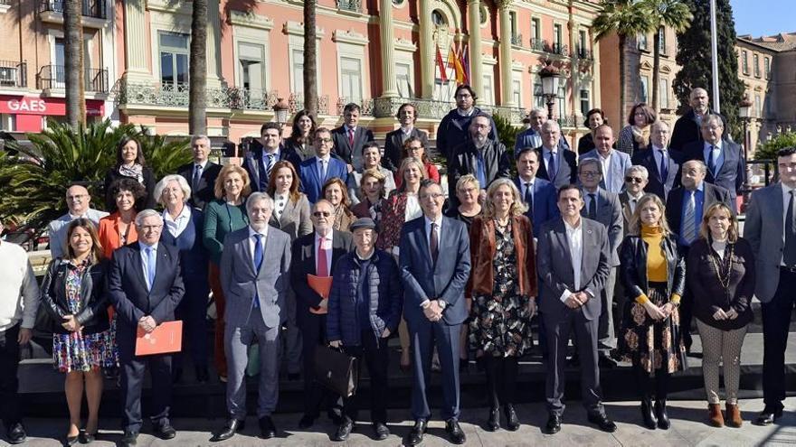 El alcalde, José Ballesta, y la concejala de Agenda Urbana, Mercedes Bernabé, presidieron la primera reunión del Consejo Social de Murcia.