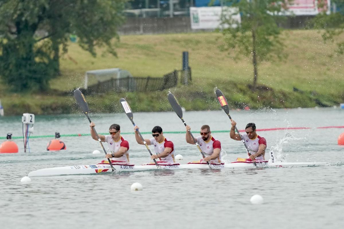 Mundiales de piragüismo esprint que se están disputando en el Idroscalo Park de Milán (Italia). Adrián del Río, Álex Graneri y los gallegos Carlos Arévalo y Rodrigo Germade, en el K4 500.. PIRAGÜISMO. CAMPEONATO DEL MUNDO. K4-500. ESPAÑOLES. GALLEGOS.