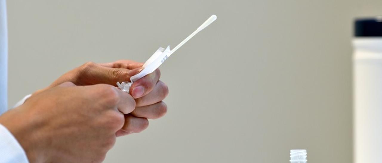 Archivo - Prueba de RT-PCR para la infección por SARS-CoV-2.