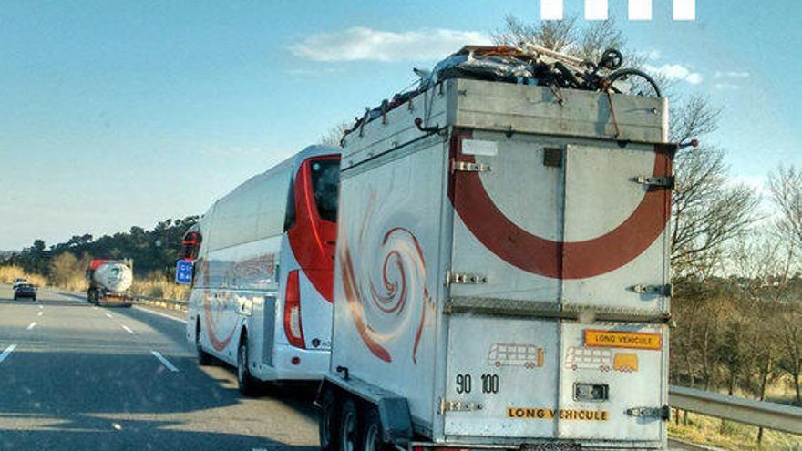 L&#039;autocar i el remolc sobrecarregat.