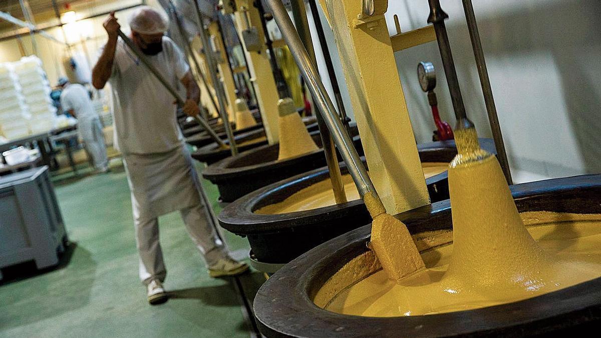 L’allau de baixes laborals per la covid ja frena la producció industrial