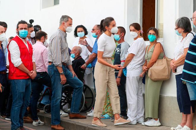 Los reyes Felipe VI y Letizia con algunos de los afectados por la erupción del volcán en La Palma