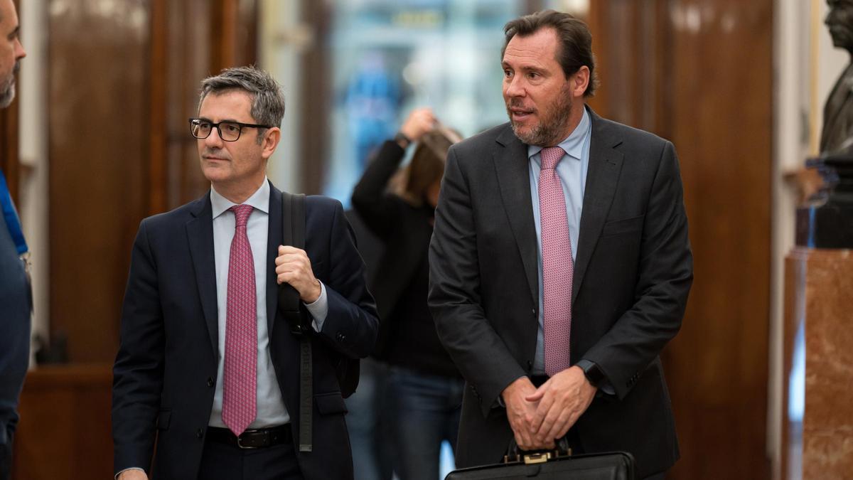 Archivo - El ministro de Presidencia, Justicia y Relaciones con las Cortes, Félix Bolaños (i) y el ministro de Transportes y Movilidad Sostenible, Óscar Puente (d), en el Congreso de los Diputados.