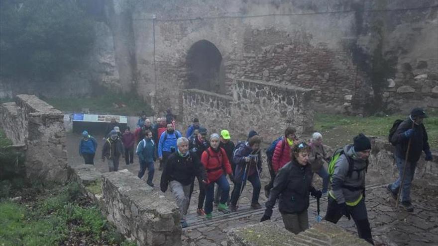 ‘Andando por Badajoz’ reúne a 100 caminantes