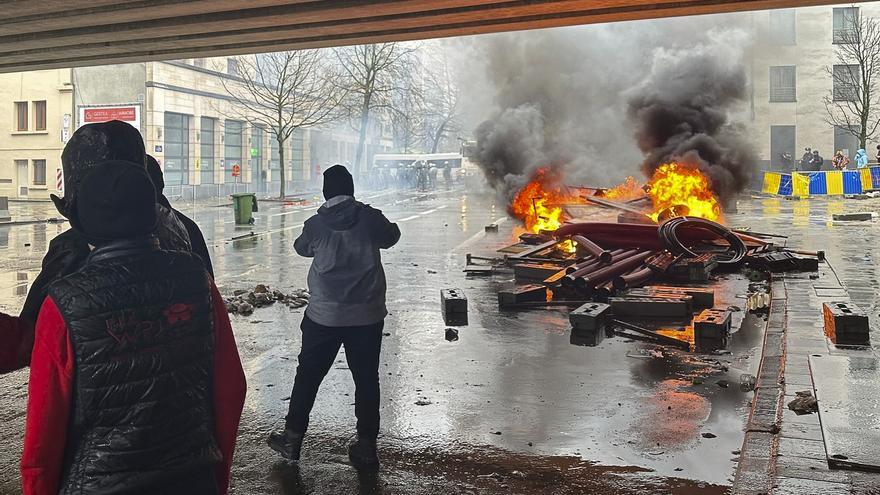 Cerca de mil tractores bloquean Bruselas en una manifestación violenta frente a las instituciones de la UE