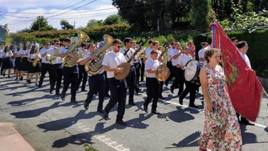 La AMC, durante el desfile del sábado en Merza (Pontevedra).