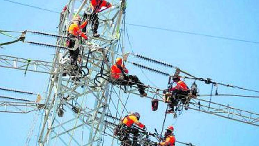 Operarios trabajando en las torres eléctricas. | AYTO.MURCIA