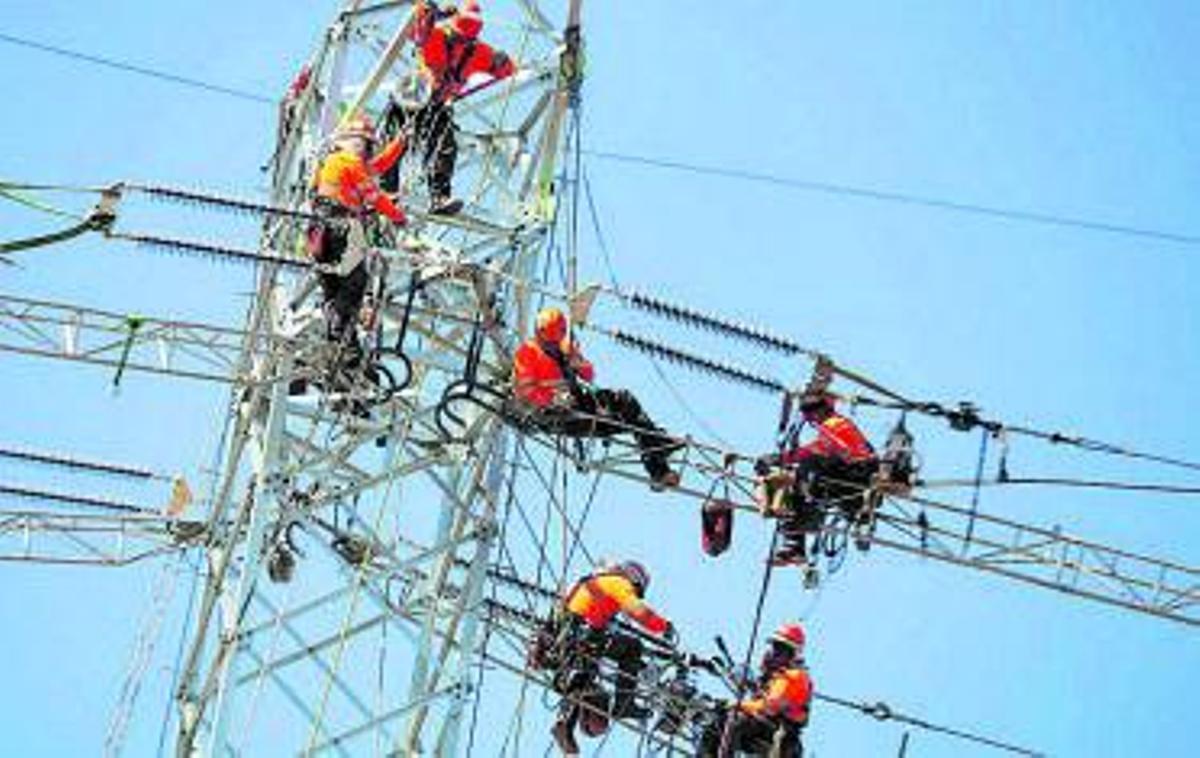 Operarios trabajando en las torres eléctricas. | AYTO.MURCIA