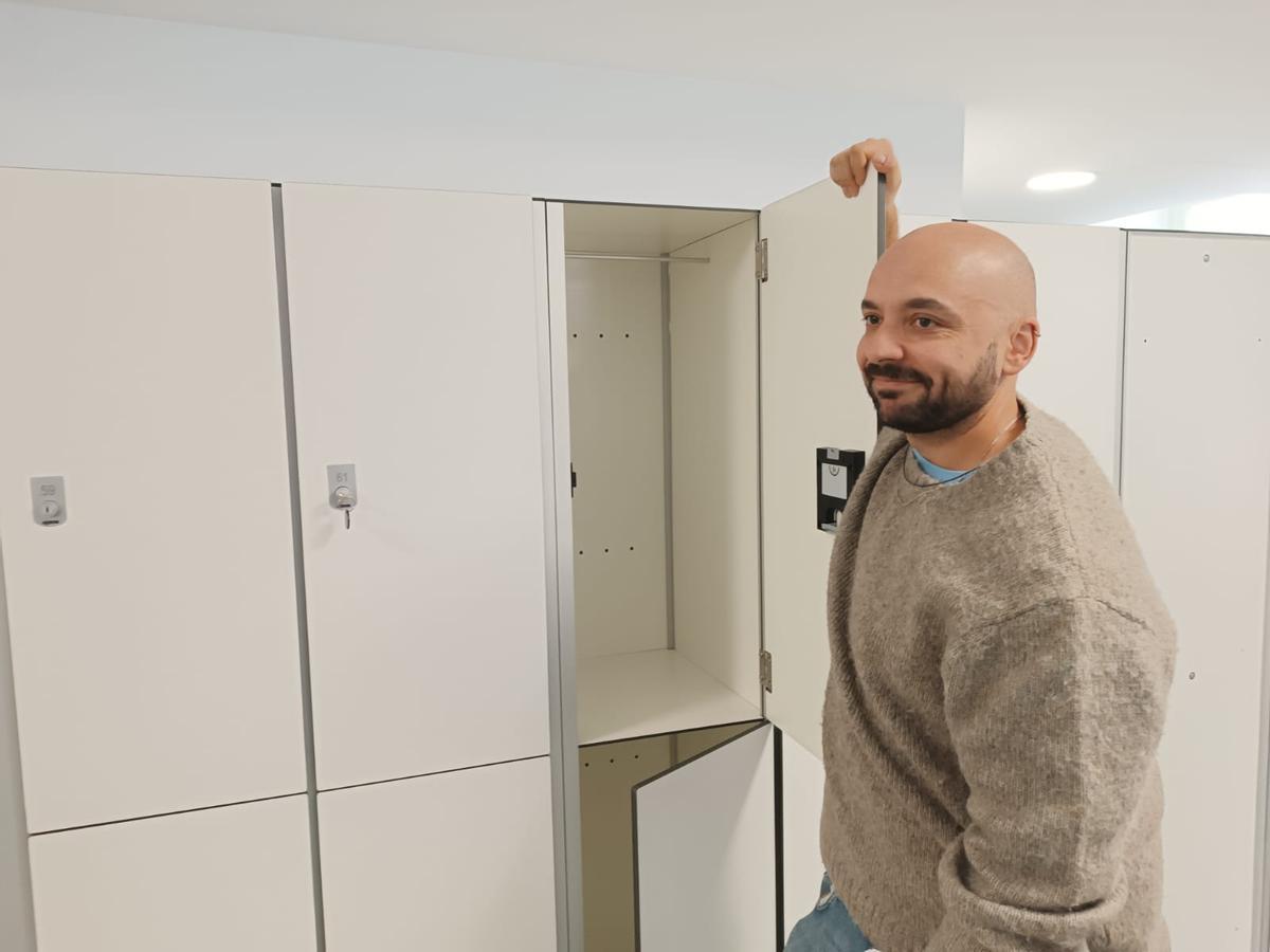 Manuel Alesander Alonso posa junto a las nuevas taquillas de la Piscina Municipal de la Ciudad Deportiva de Zamora