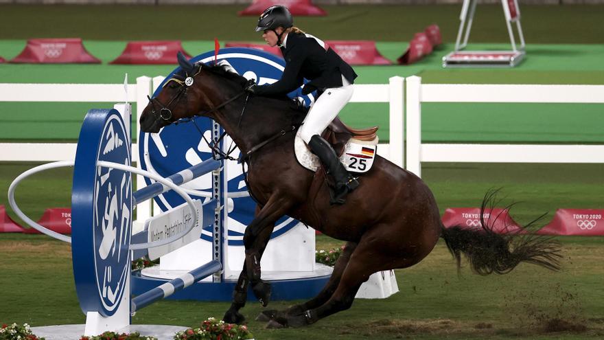 Saint Boy, el caballo de Annika Schleu, se frena ante una valla durante la competición.