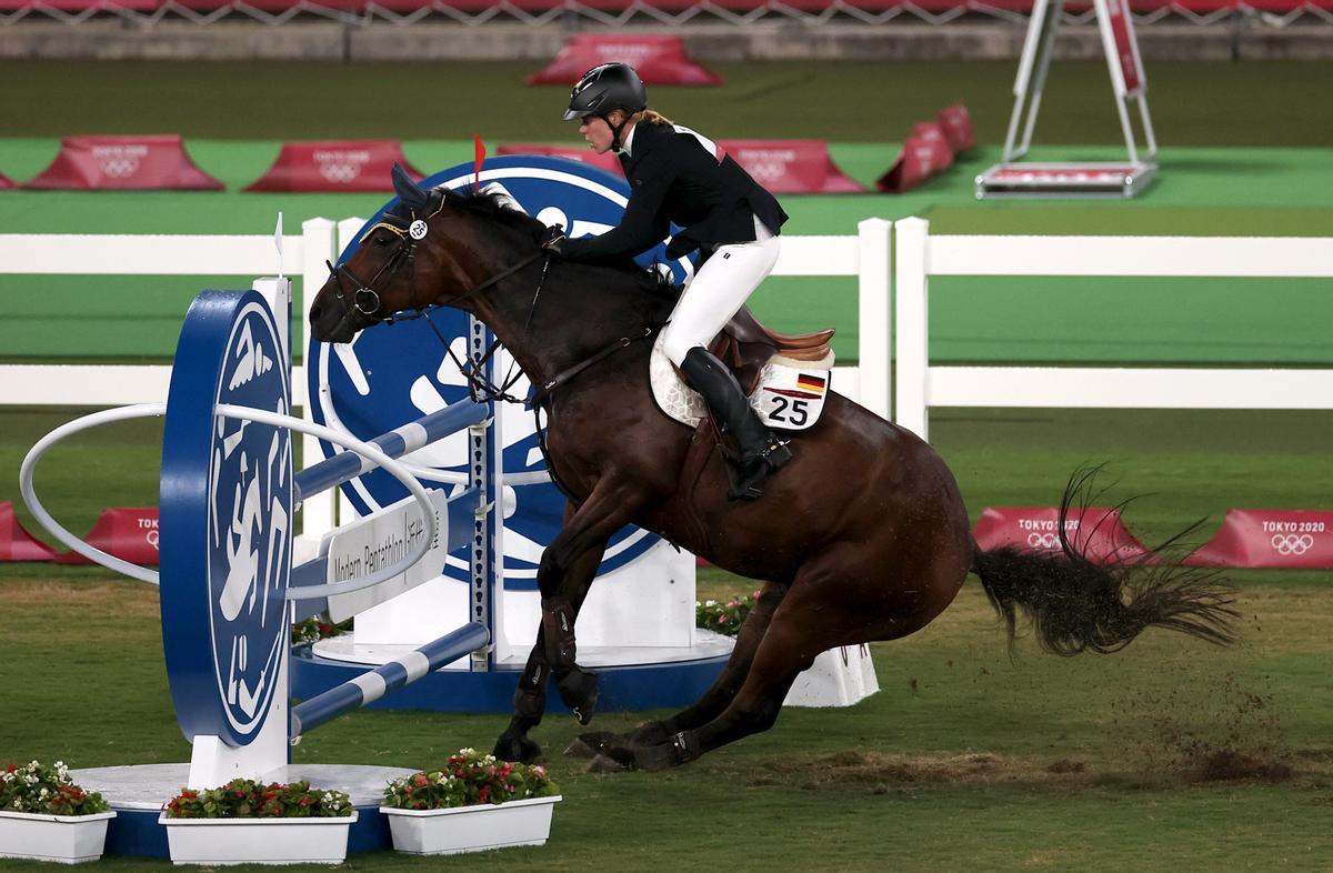 Saint Boy, el caballo de Annika Schleu, se frena ante una valla durante la competición.