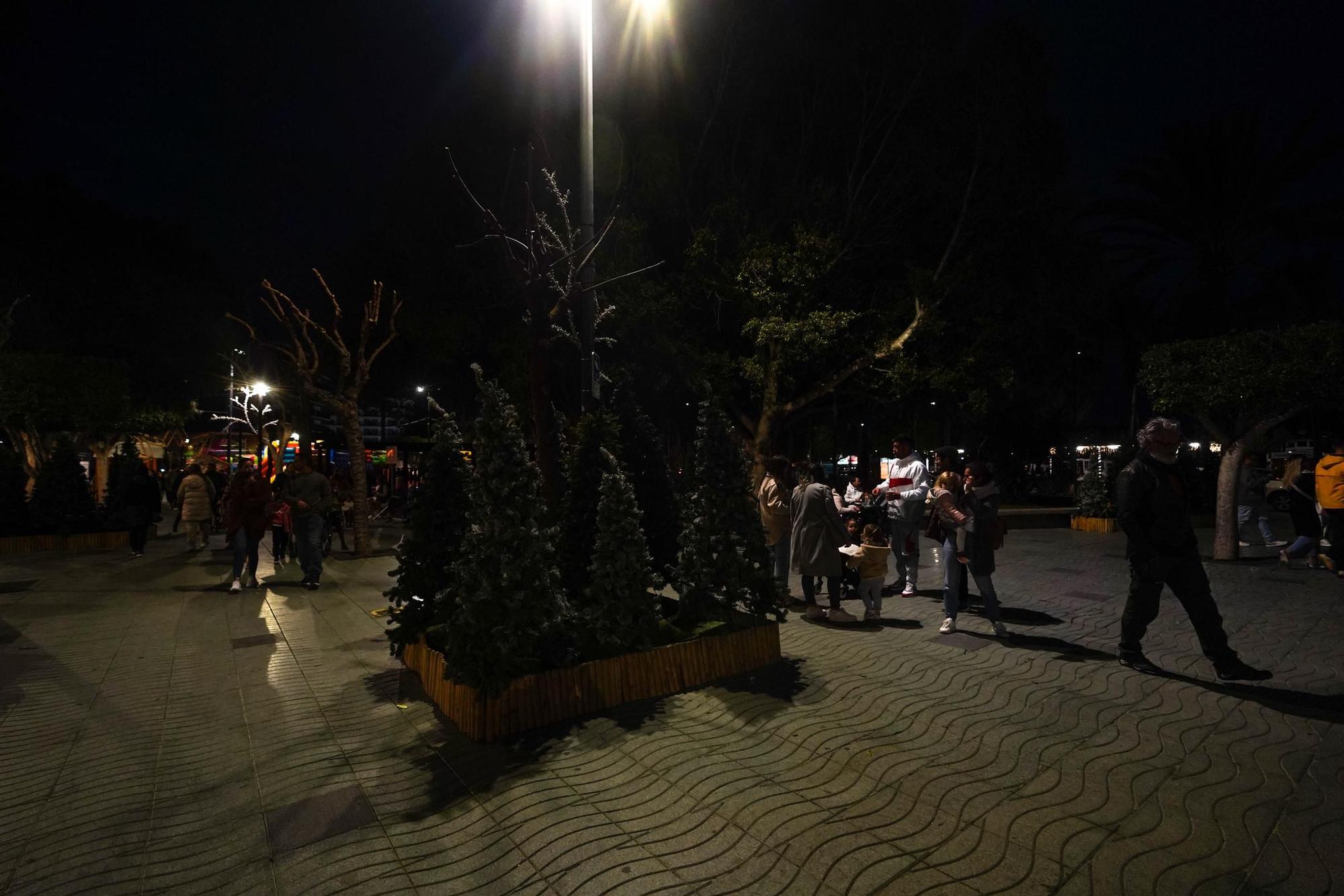 El viento derriba un árbol de navidad en el puerto de Ibiza y provoca una herida leve