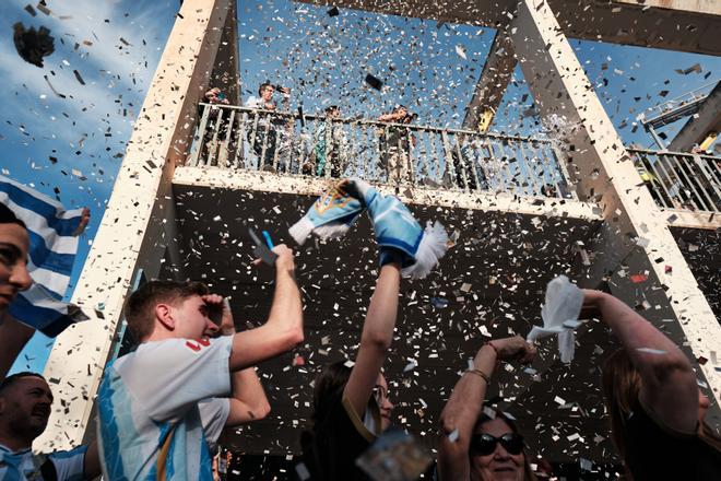 Fotos del recibimiento de la afición del Málaga CF al equipo antes del decisivo partido ante el Castellón
