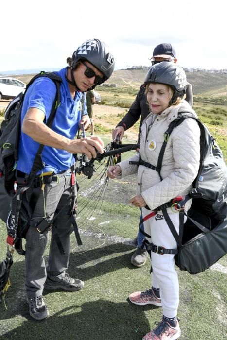 10-05-19 LAS PALMAS DE GRAN CANARIA. ZONA DE SALTOS PARAPENTE DE LOS GILES. LAS PALMAS DE GRAN CANARIA. Nardy Barrios en parapente.  Nardy Barrios se tira en parapente desde Los Giles junto a una persona que ganó un concurso. Fotos: Juan Castro  | 10/05/2019 | Fotógrafo: Juan Carlos Castro