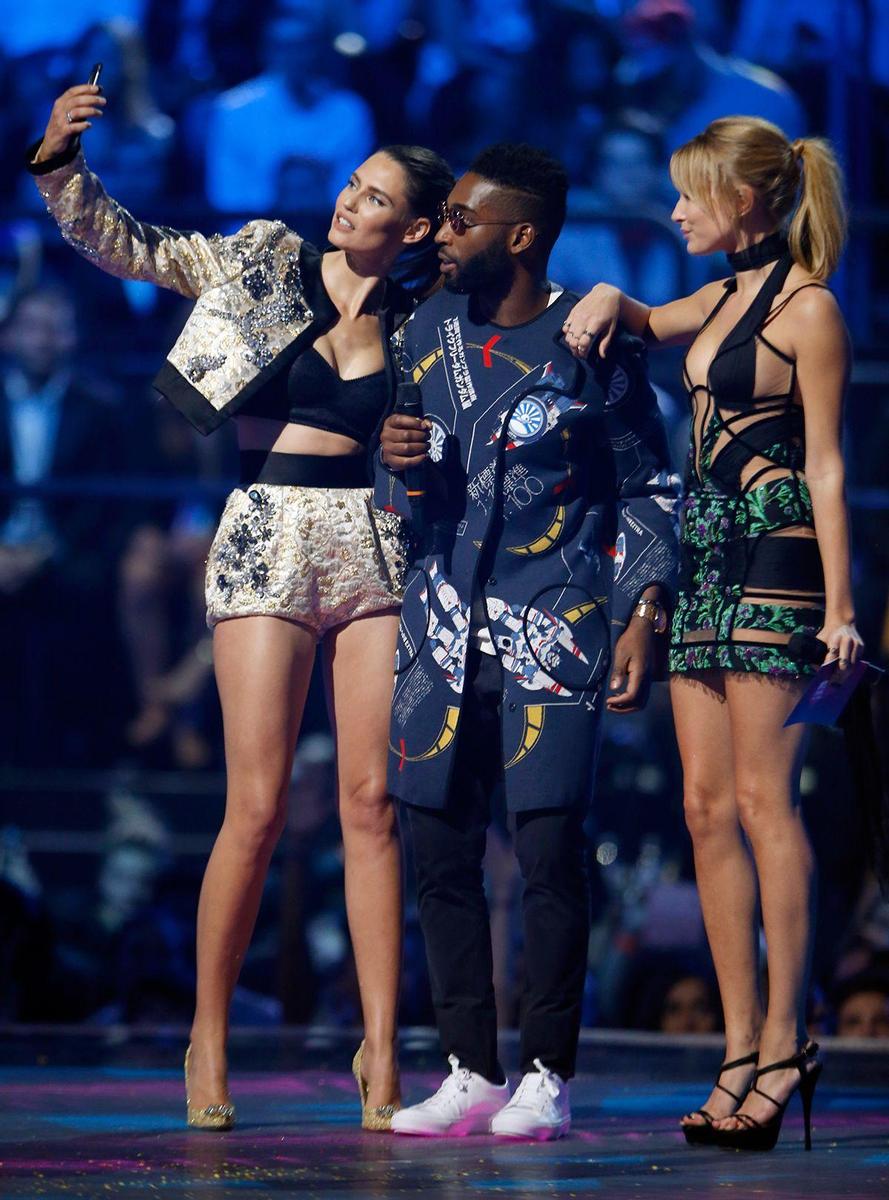 MTV EMA 2015, Bianca Balti, Hailey Baldwin y Tinie Tempah posan para un selfie