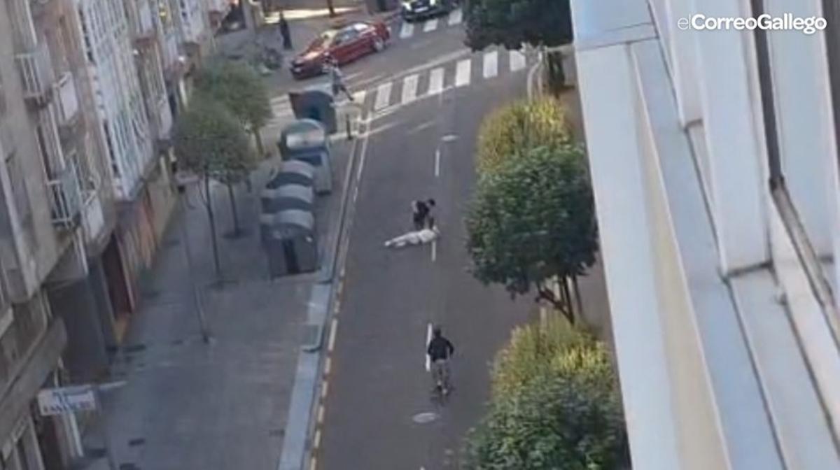 Un fotograma del vídeo de la pelea de este domingo frente al pub Stilo de Santiago