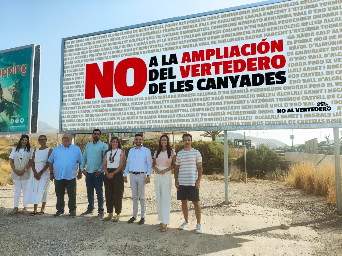 Vaya publicitaria en contra del vertedero en la N332.