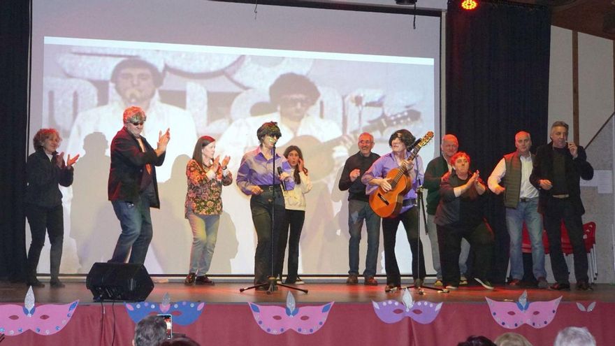 1.- Parodia al grupo musical Los Amaya en el auditorio municipal Tratado de Alcañices. 2.- El público asistió disfrazado. 3 y 4.- Jóvenes y niños ataviados con llamativos disfraces dentro del desfile organizado por las asociaciones El Cerco y El Pozón. 5 y 6.- Los alcañizanos abarrotaron el recinto para disfrutar de los espectáculos. | CHANY SEBASTIÁN