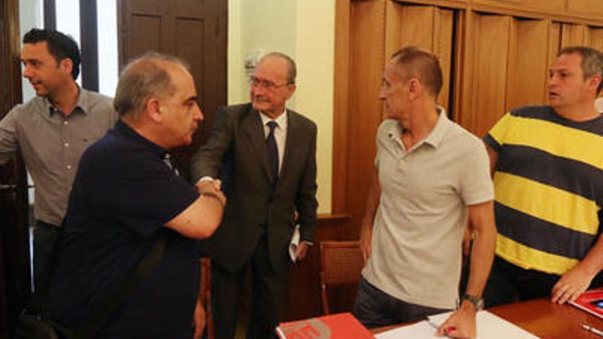 El alcalde con el presidente y otros miembros del comité de empresa en una imagen de archivo.