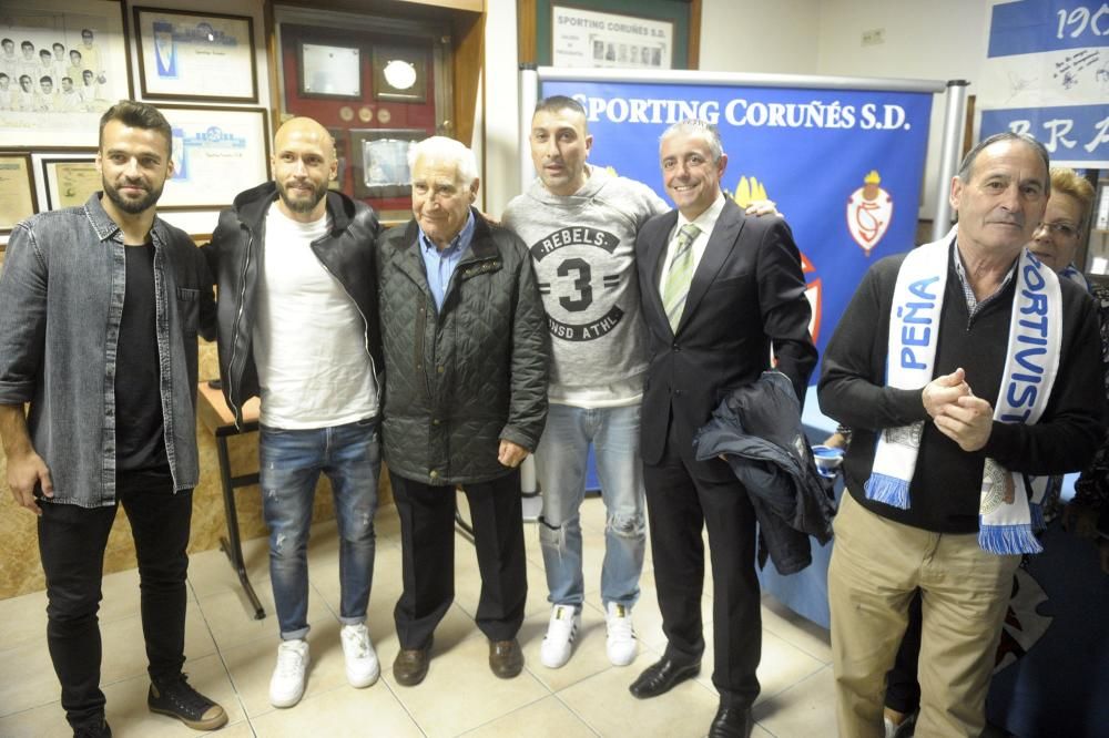 El extécnico deportivista Arsenio Iglesias y los jugadores Laure y  Bruno Gama acompañana a los miembros de la peña que dirige Julio Piñón.