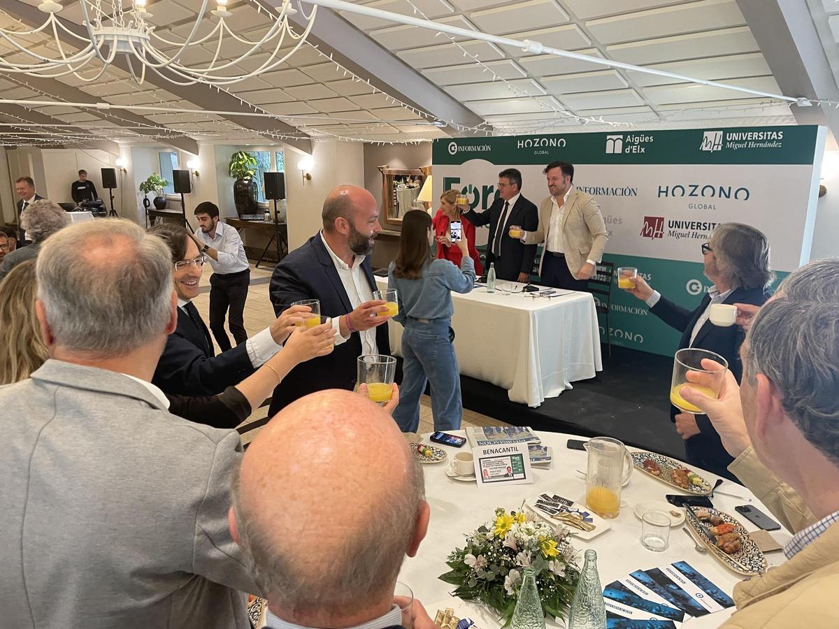 Brindis realizado en el Foro Elche de INFORMACIÓN esta mañana con zumo de naranja con la consellera Pradas y el alcalde de Elche